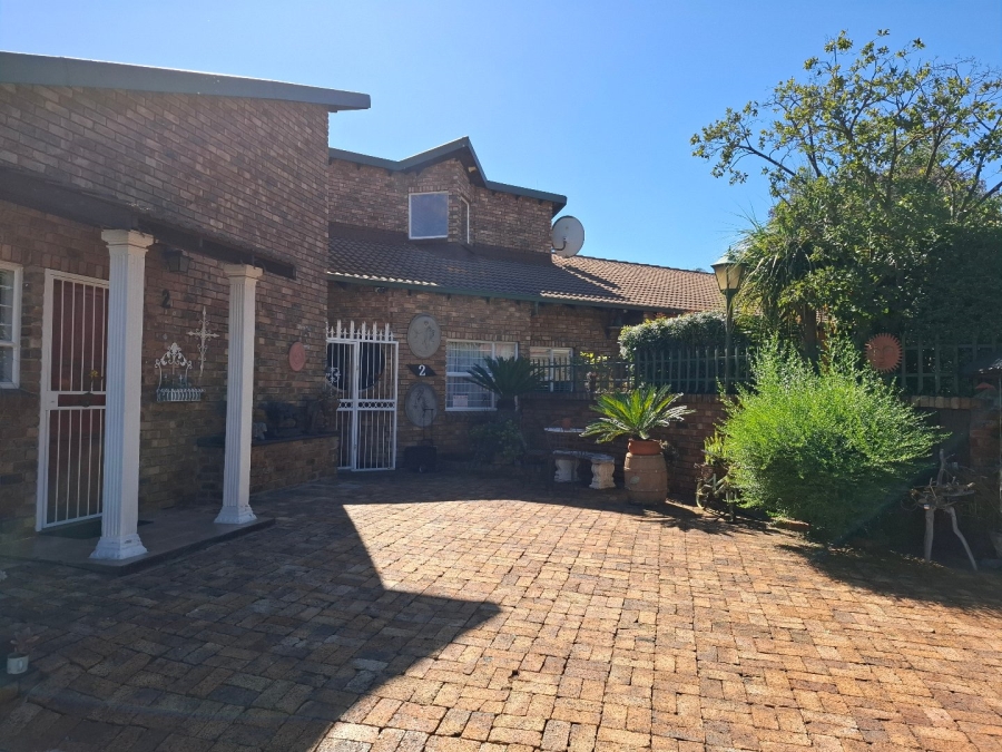4 Bedroom Property for Sale in Rooihuiskraal North Gauteng
