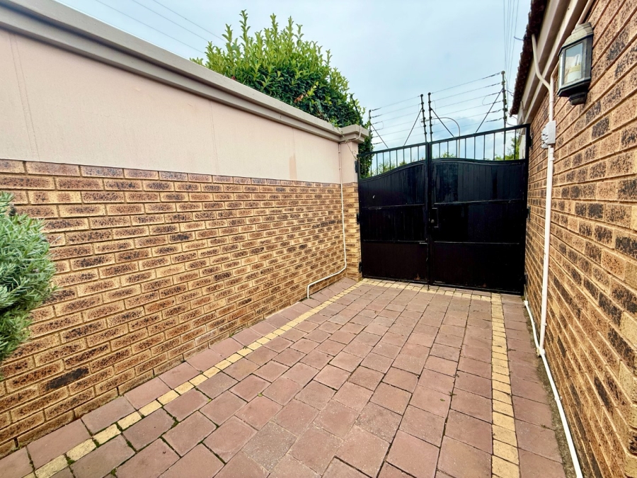 3 Bedroom Property for Sale in Glenvista Gauteng