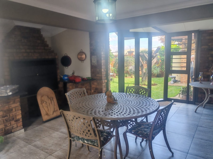  Bedroom Property for Sale in Farrarmere Gauteng