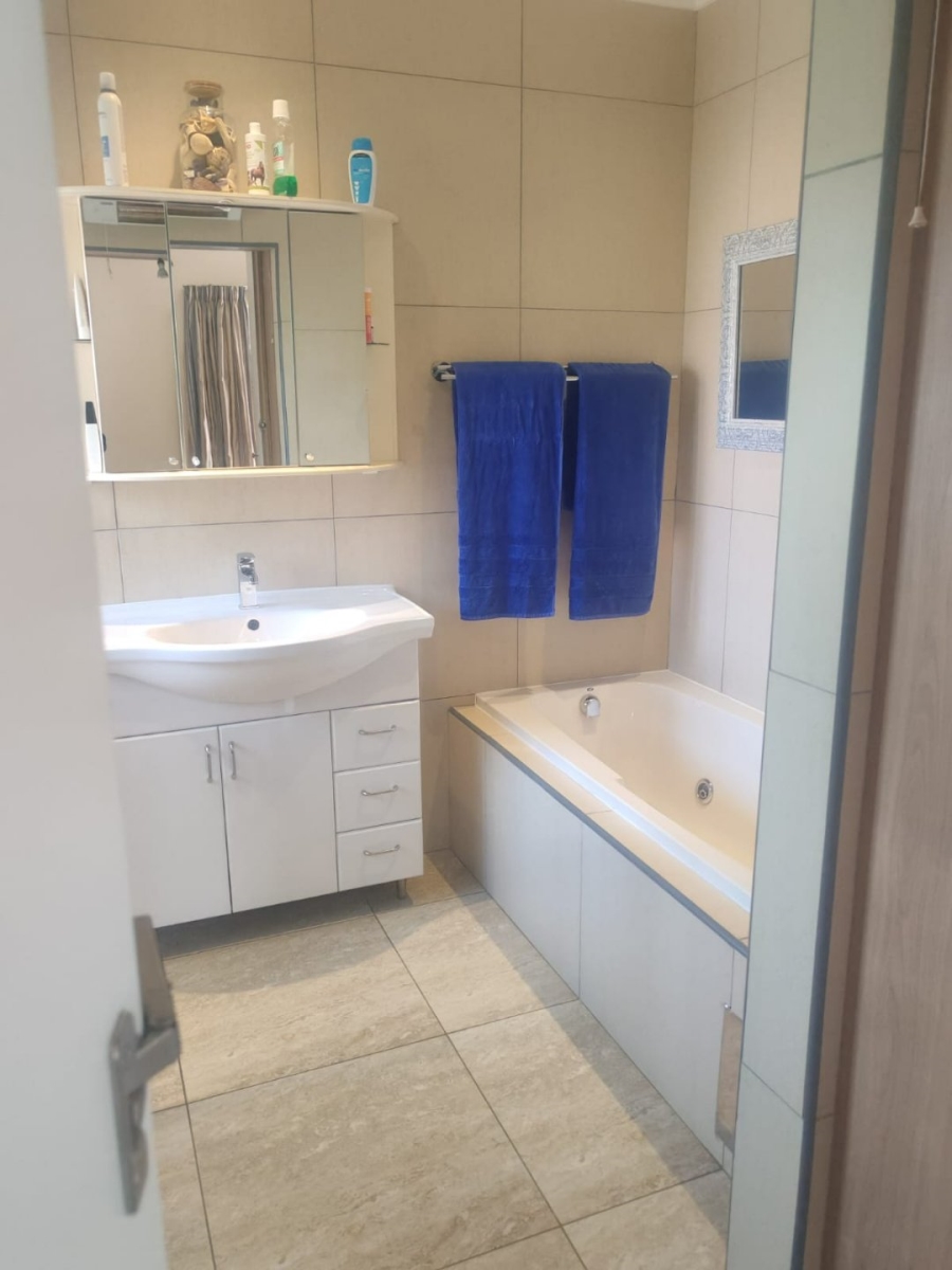  Bedroom Property for Sale in Farrarmere Gauteng