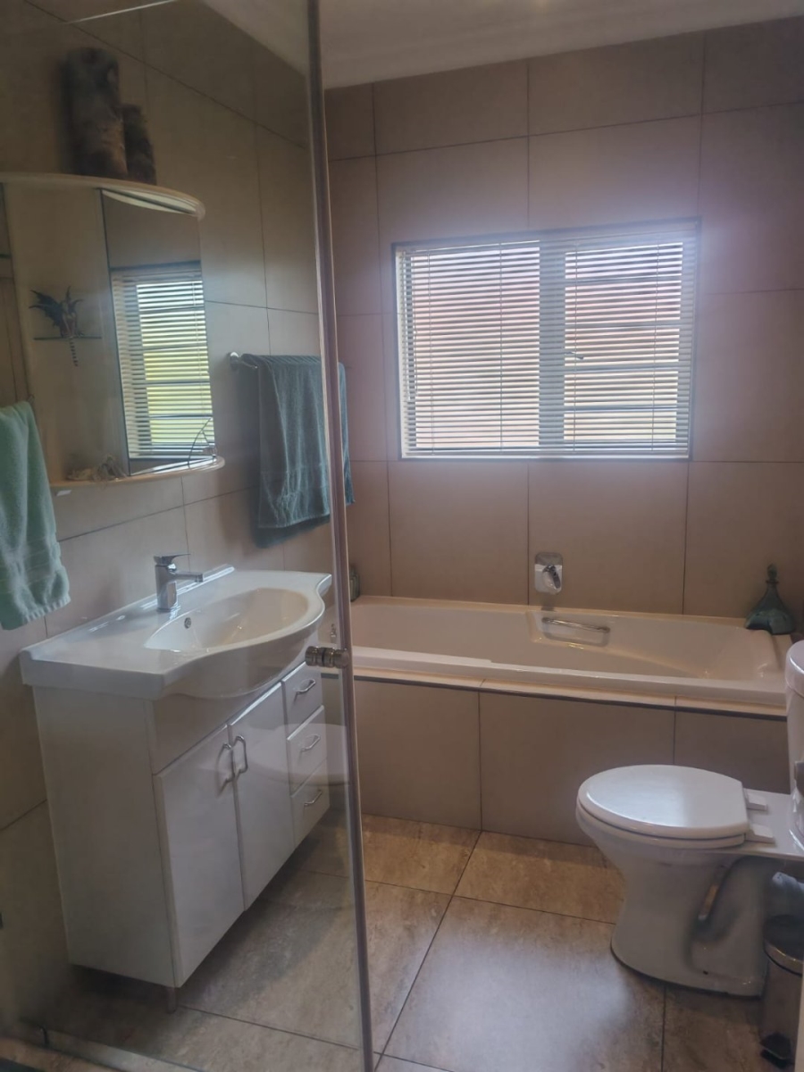  Bedroom Property for Sale in Farrarmere Gauteng