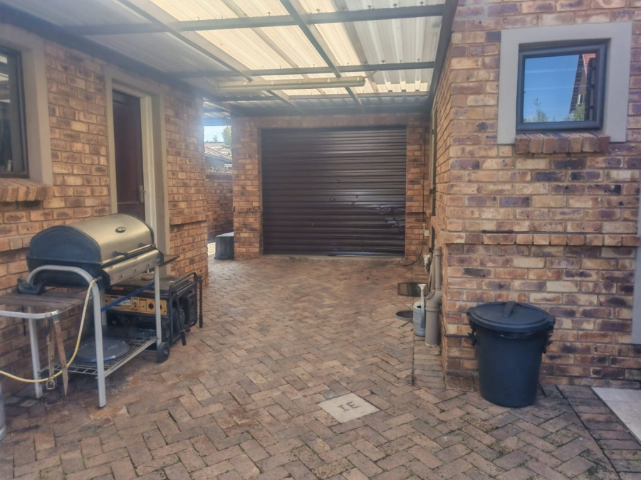  Bedroom Property for Sale in Farrarmere Gauteng