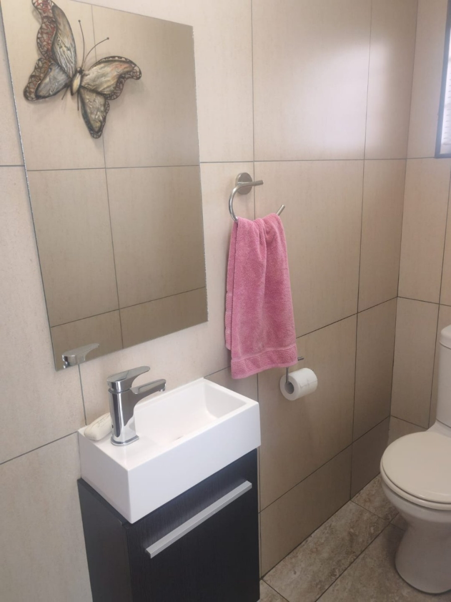  Bedroom Property for Sale in Farrarmere Gauteng