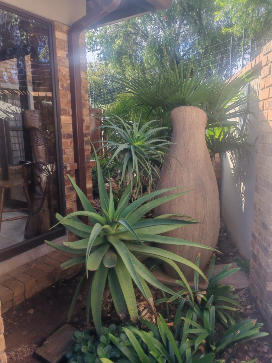  Bedroom Property for Sale in Farrarmere Gauteng