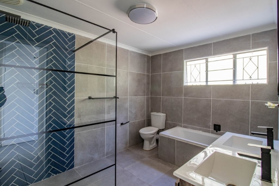4 Bedroom Property for Sale in Roodekrans Gauteng