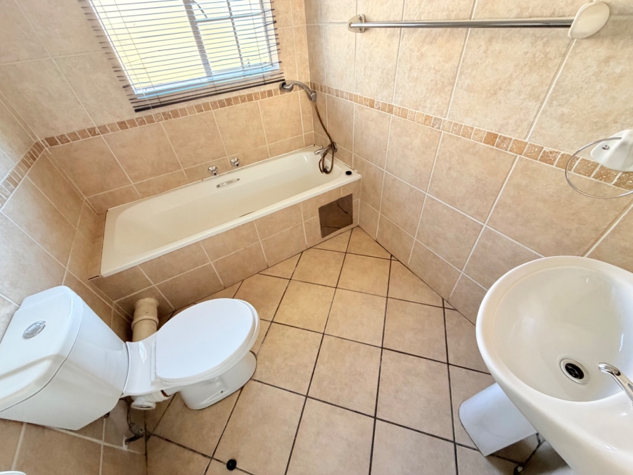 To Let 2 Bedroom Property for Rent in Noordwyk Gauteng