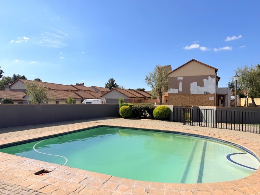 To Let 2 Bedroom Property for Rent in Noordwyk Gauteng