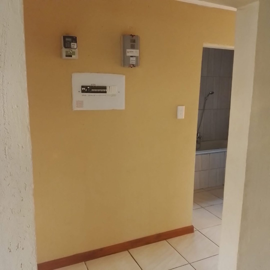 To Let 2 Bedroom Property for Rent in Mohlakeng Gauteng