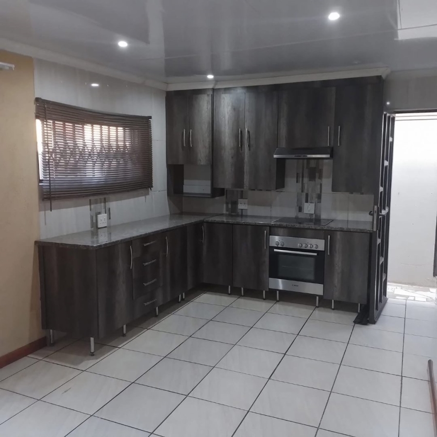 To Let 2 Bedroom Property for Rent in Mohlakeng Gauteng