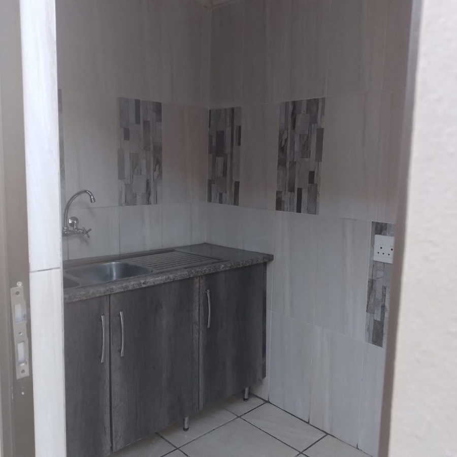 To Let 2 Bedroom Property for Rent in Mohlakeng Gauteng