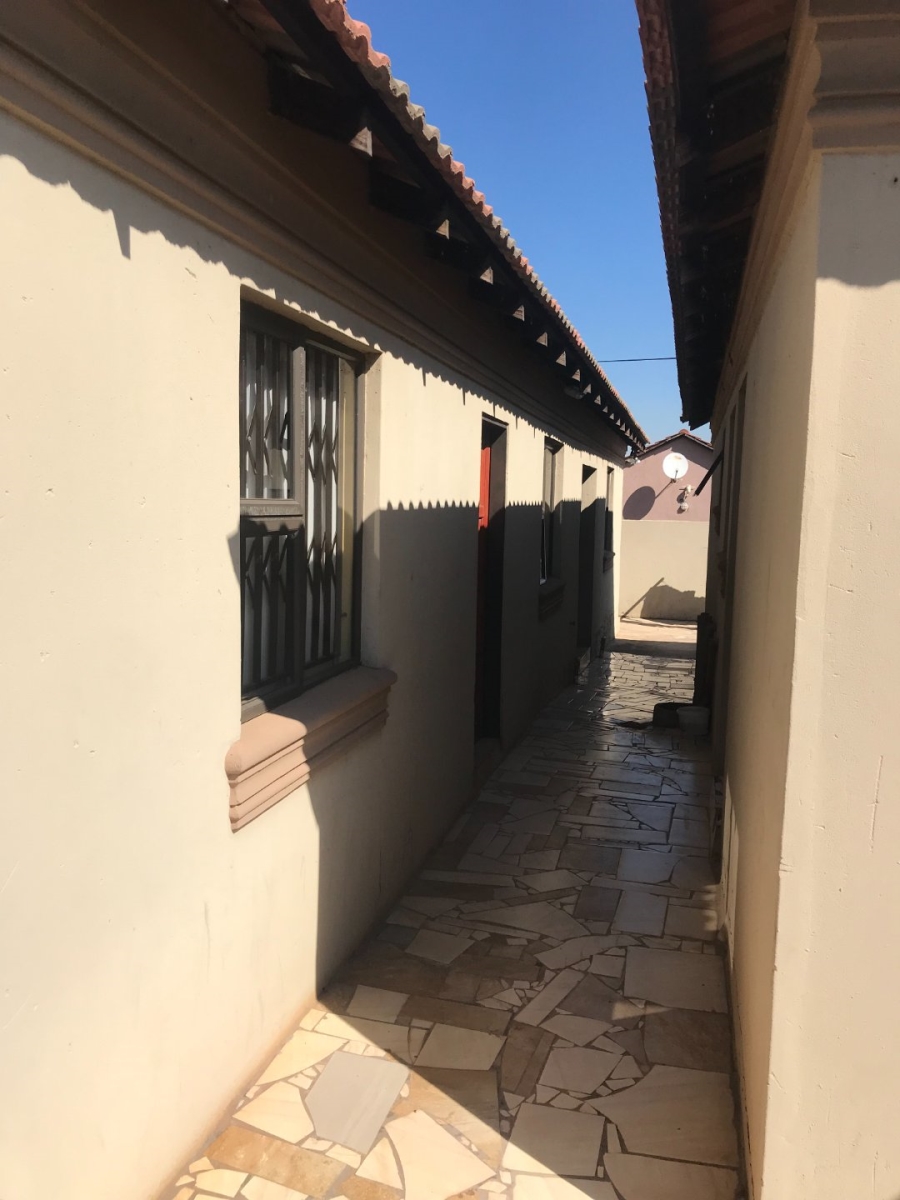 To Let 2 Bedroom Property for Rent in Mohlakeng Gauteng