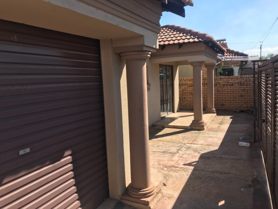 To Let 2 Bedroom Property for Rent in Mohlakeng Gauteng
