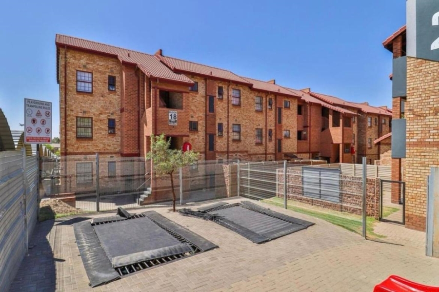 1 Bedroom Property for Sale in Erand Gardens Gauteng