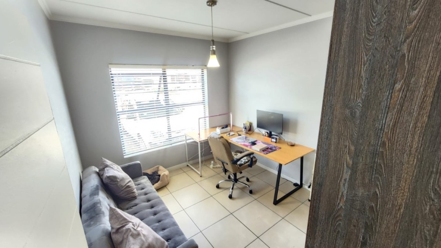 3 Bedroom Property for Sale in Greenstone Crest Gauteng