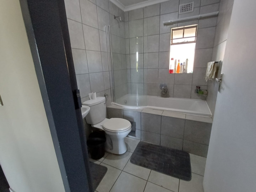 2 Bedroom Property for Sale in Heuweloord Gauteng