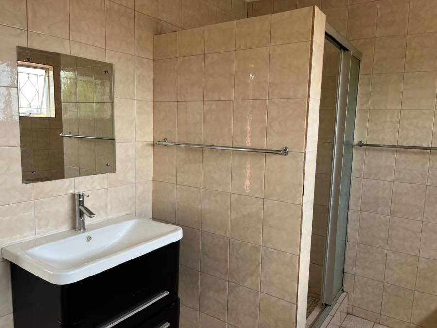 To Let 4 Bedroom Property for Rent in Farrarmere Gauteng