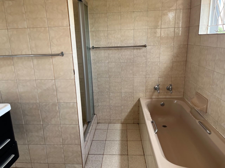 To Let 4 Bedroom Property for Rent in Farrarmere Gauteng