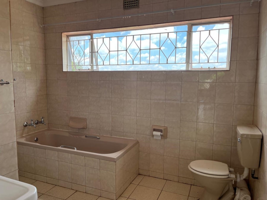 To Let 4 Bedroom Property for Rent in Farrarmere Gauteng