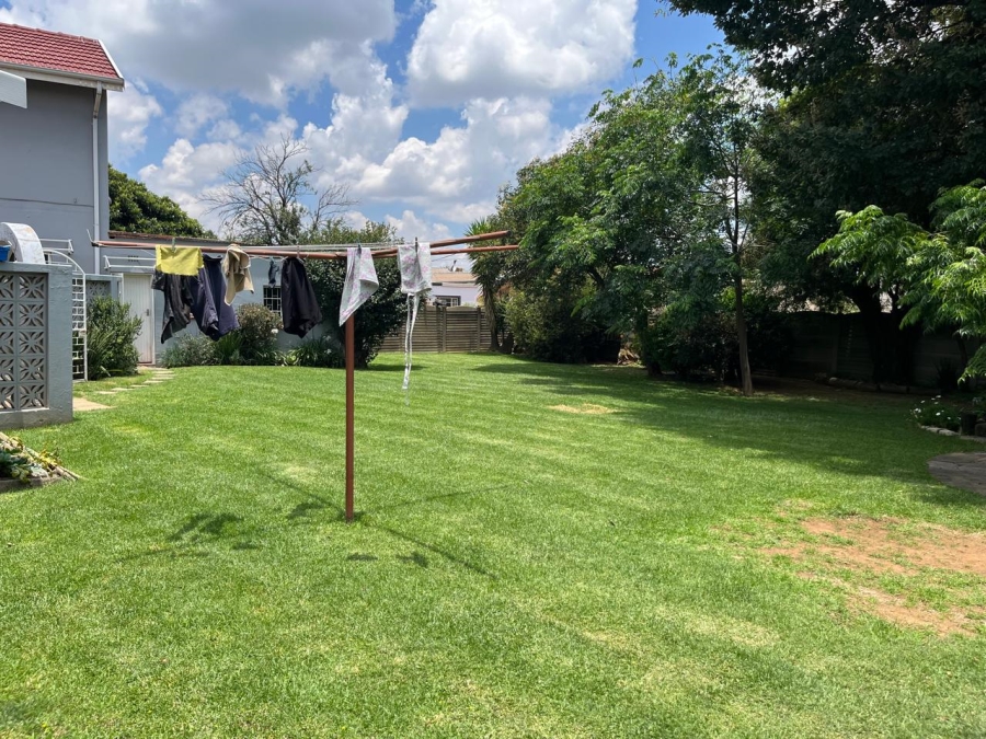 To Let 4 Bedroom Property for Rent in Farrarmere Gauteng