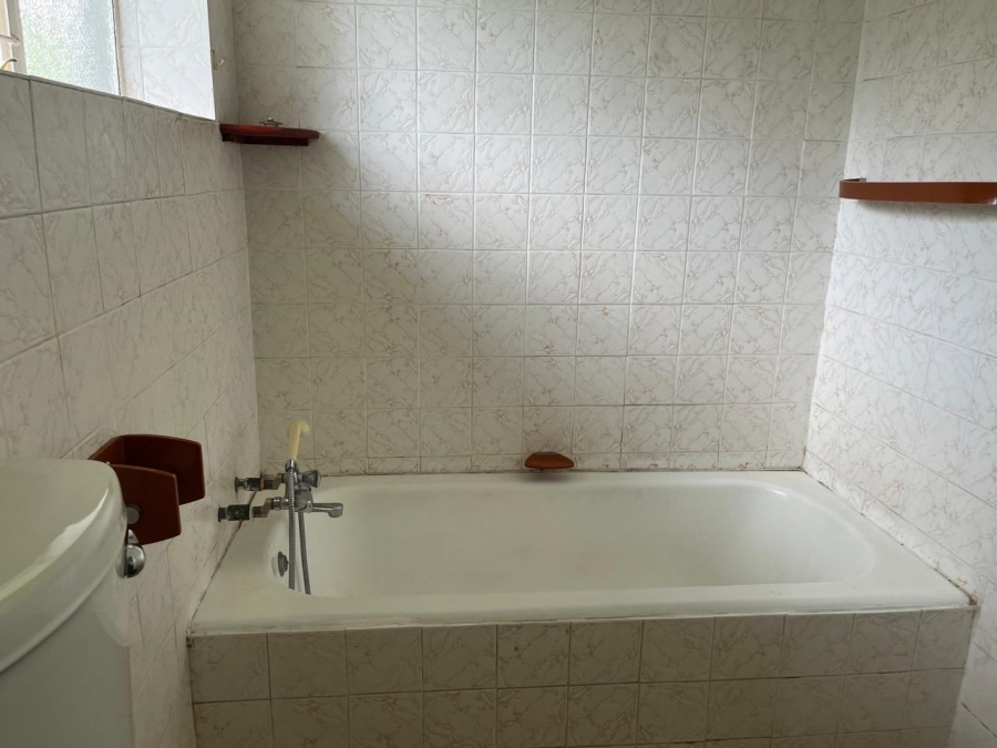 To Let 4 Bedroom Property for Rent in Farrarmere Gauteng