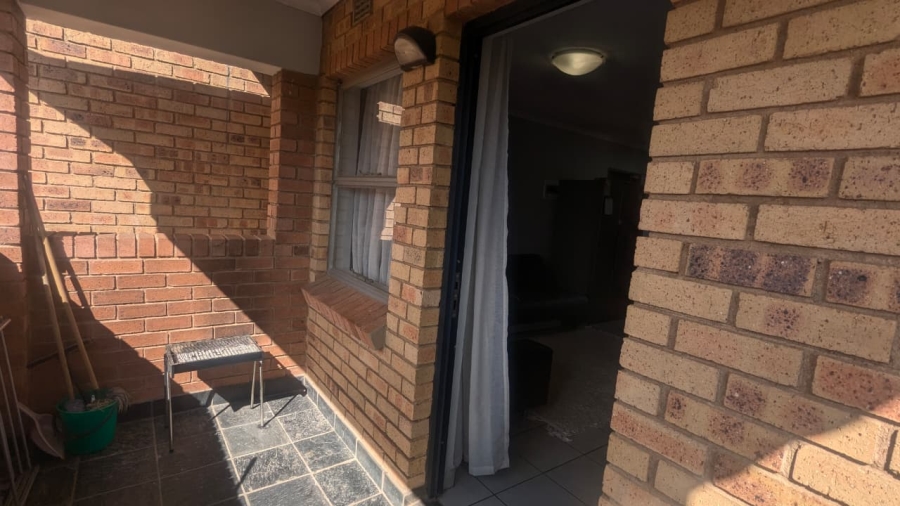 2 Bedroom Property for Sale in Heuweloord Gauteng