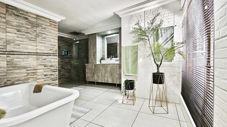 14 Bedroom Property for Sale in Mooilande Gauteng