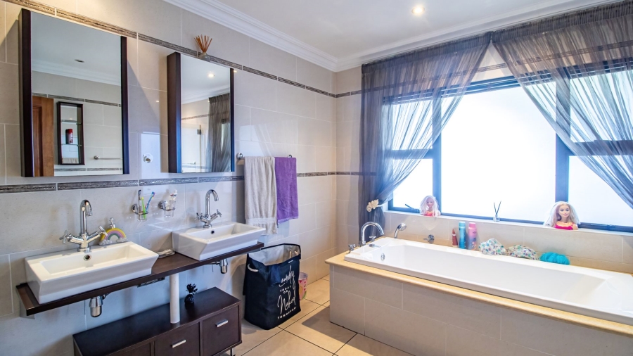 6 Bedroom Property for Sale in Bassonia Gauteng
