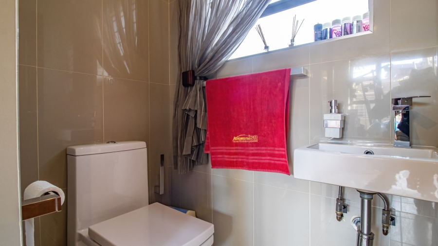 6 Bedroom Property for Sale in Bassonia Gauteng