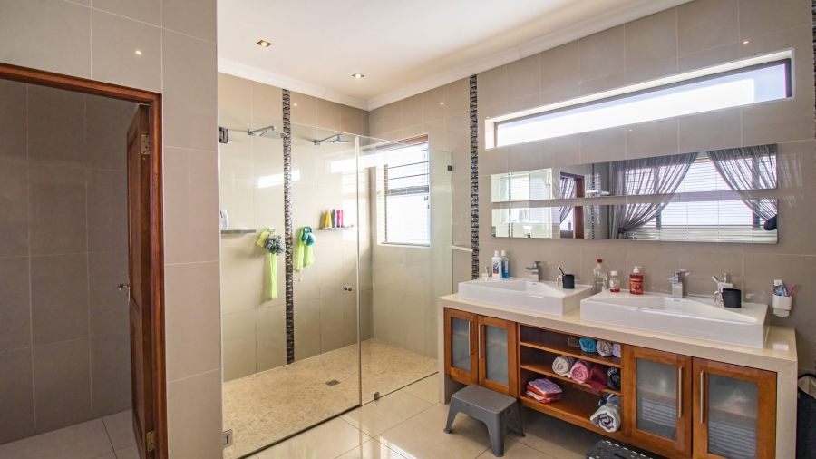 6 Bedroom Property for Sale in Bassonia Gauteng