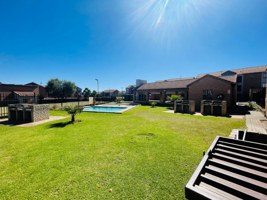 2 Bedroom Property for Sale in Vorna Valley Gauteng