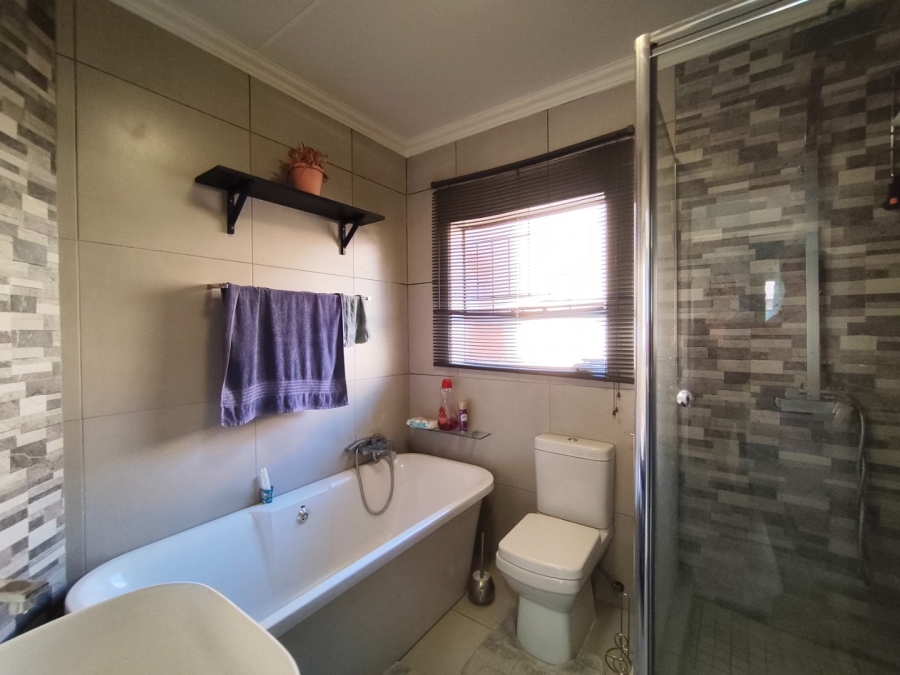 2 Bedroom Property for Sale in Little Falls Gauteng