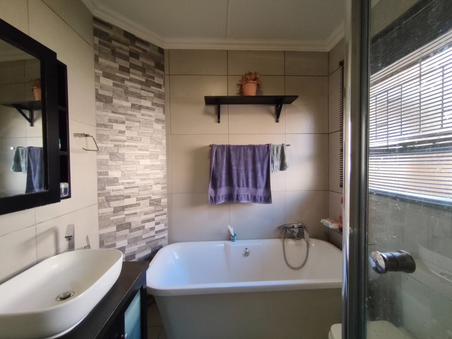 2 Bedroom Property for Sale in Little Falls Gauteng