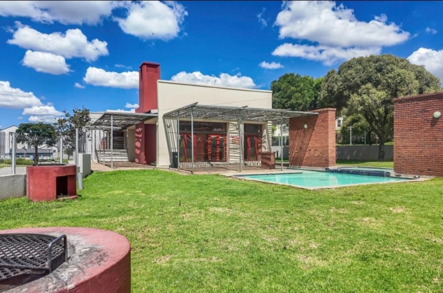 2 Bedroom Property for Sale in Erand Gardens Gauteng