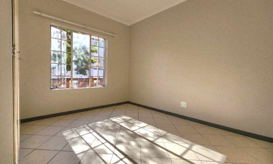 2 Bedroom Property for Sale in Die Hoewes Gauteng