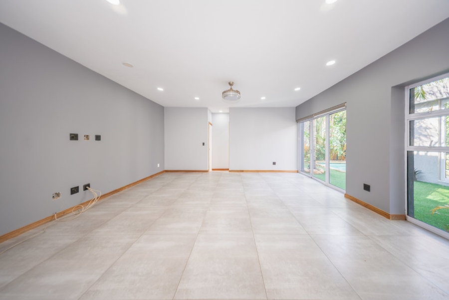 5 Bedroom Property for Sale in Greenstone Hill Gauteng