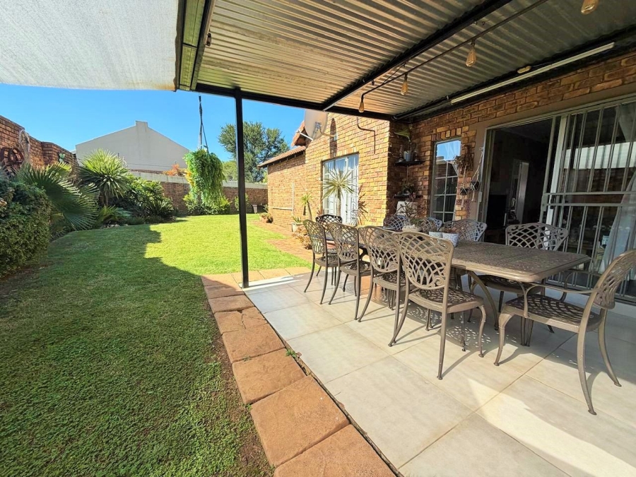 2 Bedroom Property for Sale in Rooihuiskraal North Gauteng