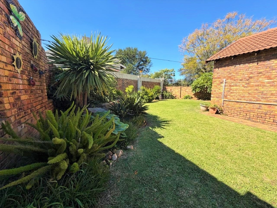 2 Bedroom Property for Sale in Rooihuiskraal North Gauteng