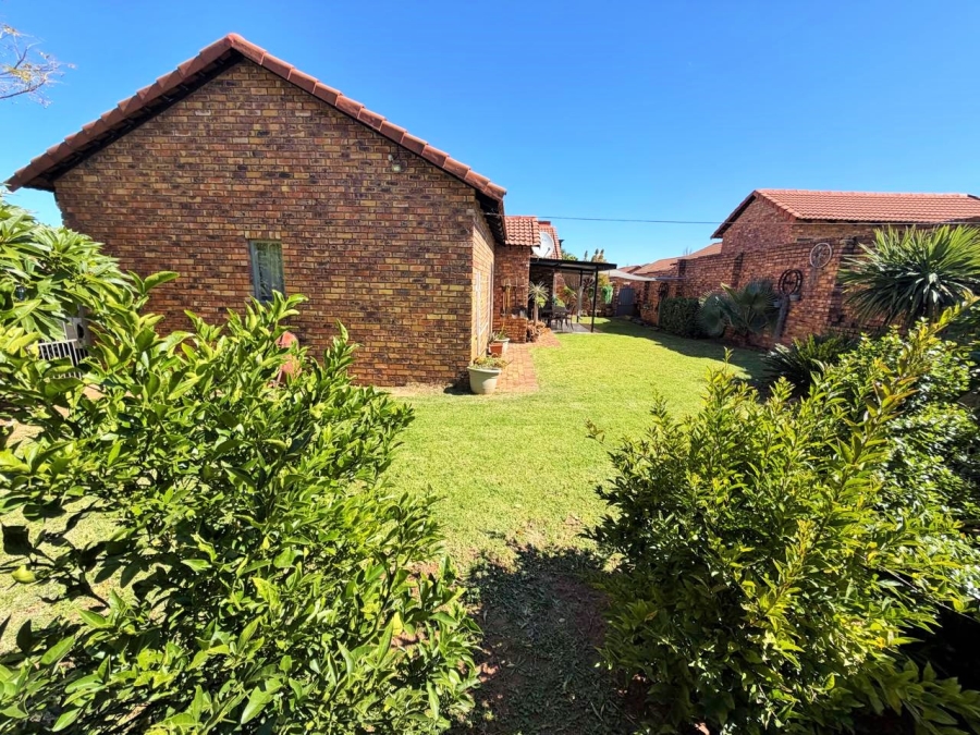 2 Bedroom Property for Sale in Rooihuiskraal North Gauteng
