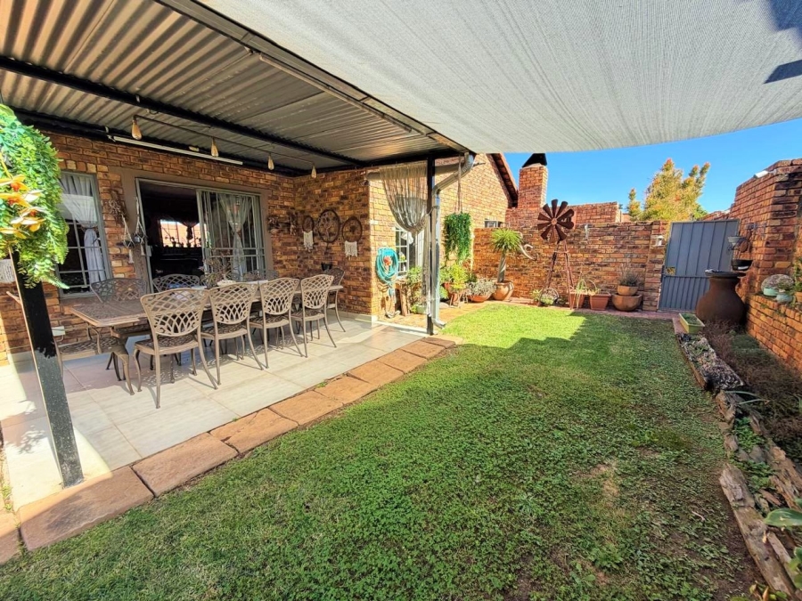2 Bedroom Property for Sale in Rooihuiskraal North Gauteng