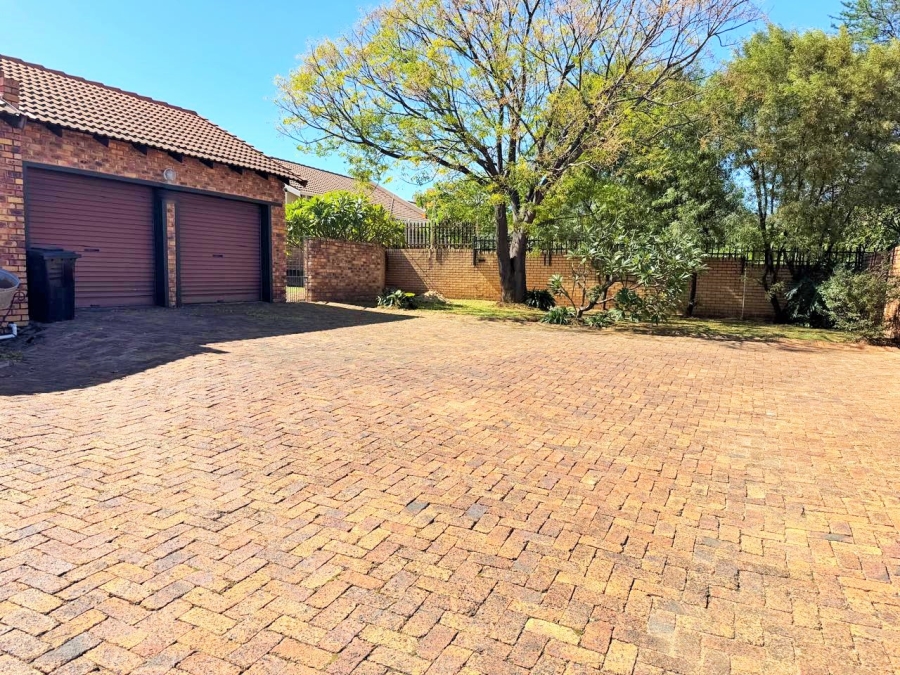 2 Bedroom Property for Sale in Rooihuiskraal North Gauteng