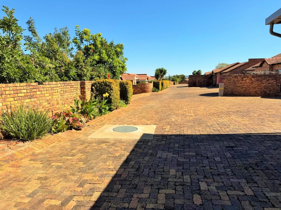 2 Bedroom Property for Sale in Rooihuiskraal North Gauteng
