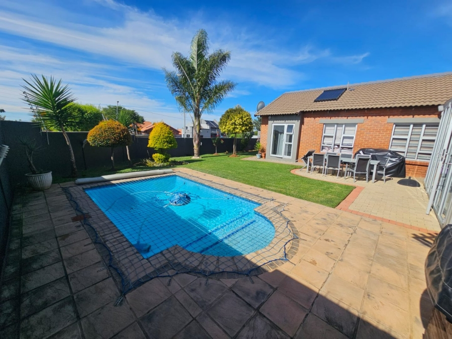 3 Bedroom Property for Sale in Monavoni Gauteng