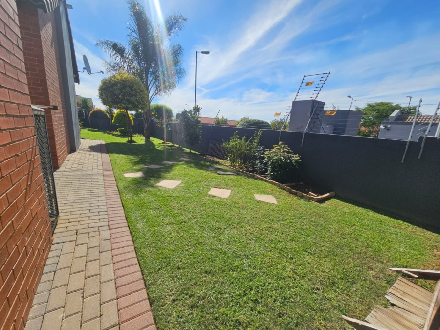 3 Bedroom Property for Sale in Monavoni Gauteng