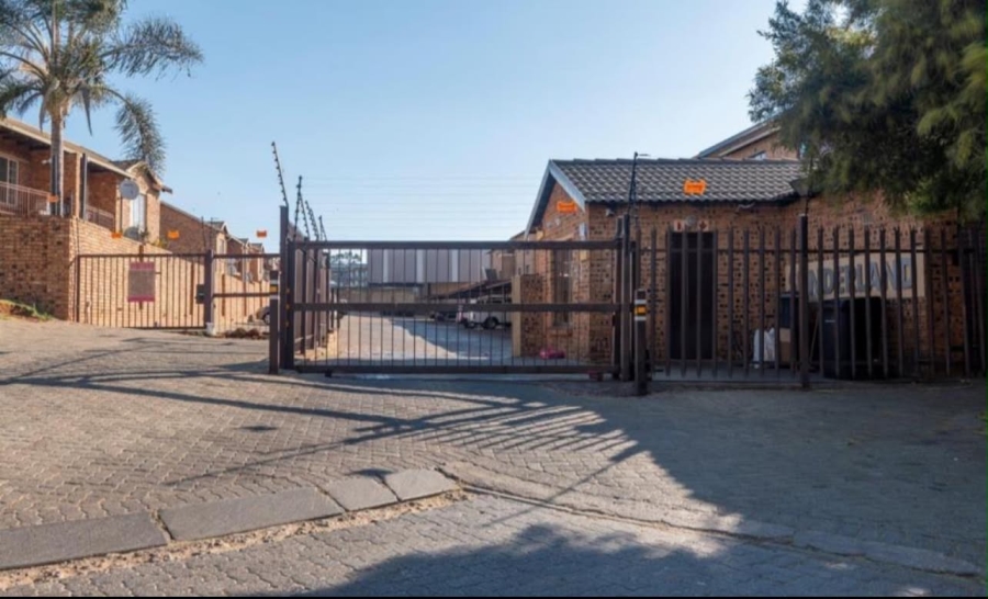 2 Bedroom Property for Sale in Chloorkop Gauteng
