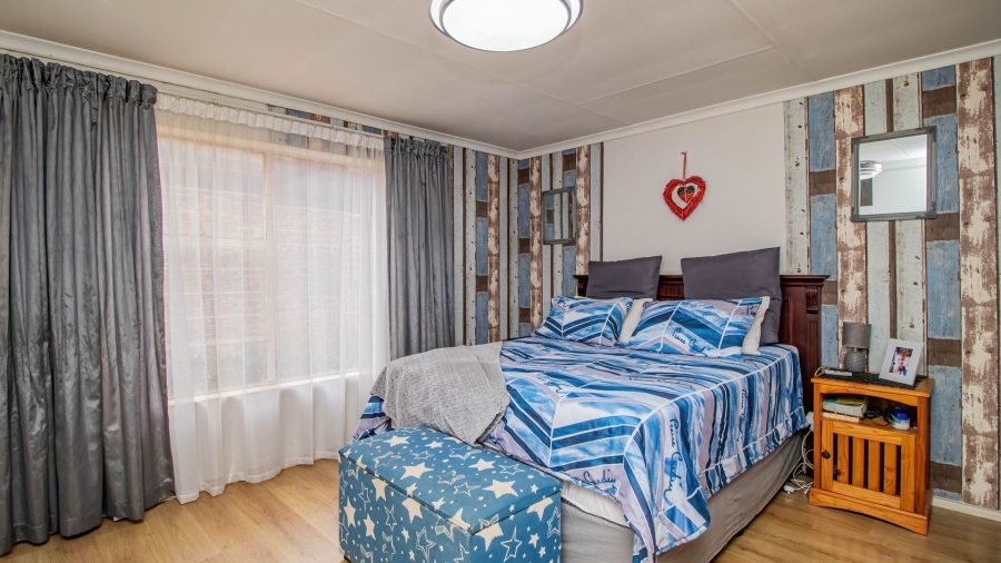 4 Bedroom Property for Sale in Glen Marais Gauteng