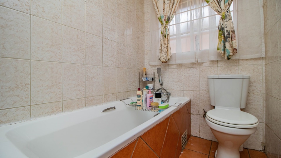 4 Bedroom Property for Sale in Glen Marais Gauteng