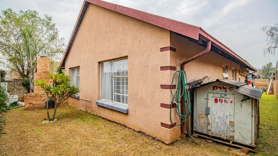 4 Bedroom Property for Sale in Glen Marais Gauteng