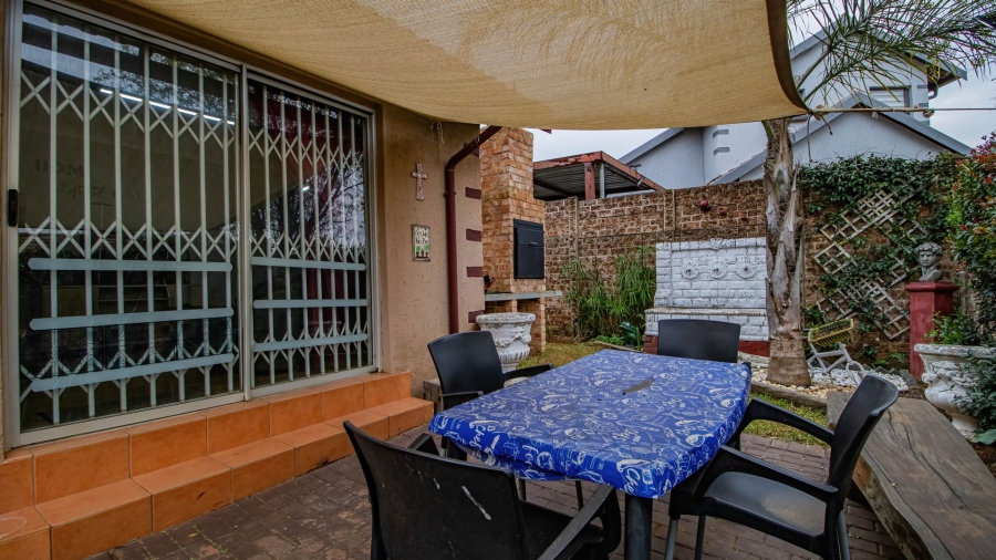 4 Bedroom Property for Sale in Glen Marais Gauteng