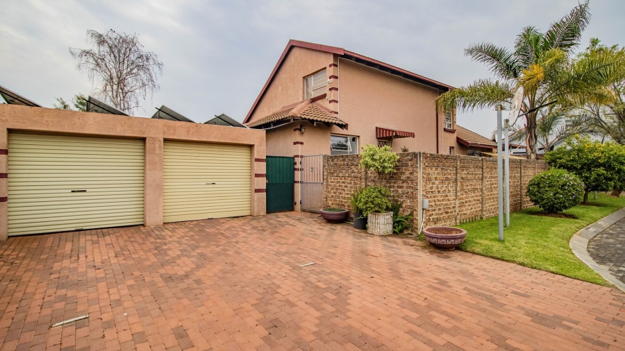 4 Bedroom Property for Sale in Glen Marais Gauteng