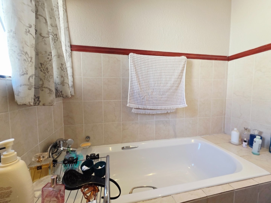 2 Bedroom Property for Sale in La Montagne Gauteng